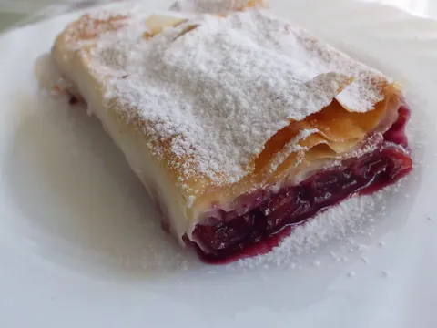Pita sa trešnjama i borovnicama