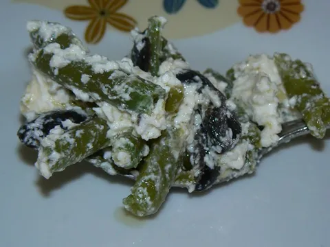 Mladi grah s feta sirom i crnim maslinama