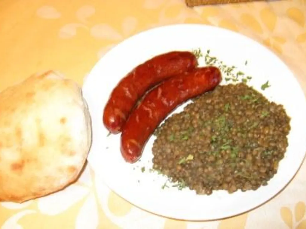 Zeleno sočivo sa pavlakom i pržene kobasice