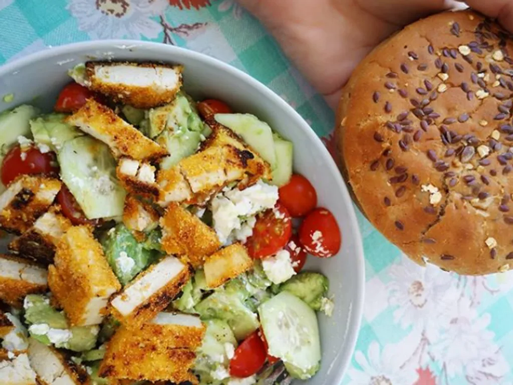 Hrskavi Pohani Tofu u Kremastoj Salati