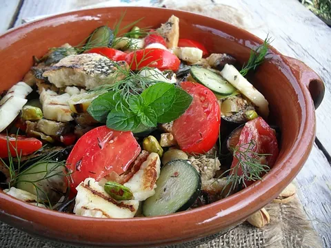 Fatuš salata sa patlidžanom i halumi sirom