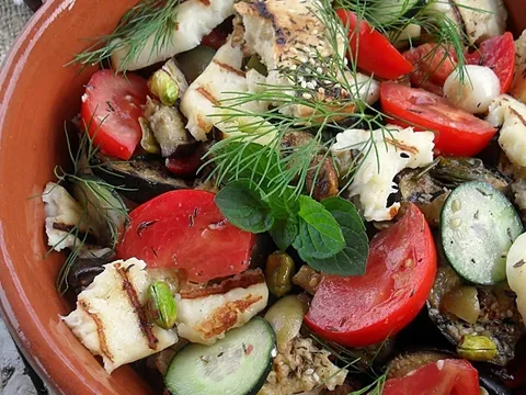 Fatuš salata sa patlidžanom i halumi sirom