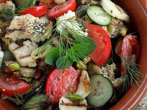 Fatuš salata sa patlidžanom i halumi sirom