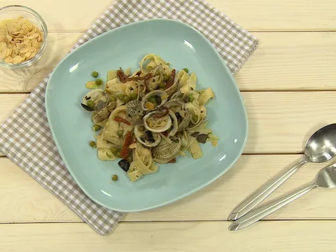 Tagliatelle s povrćem i pestom