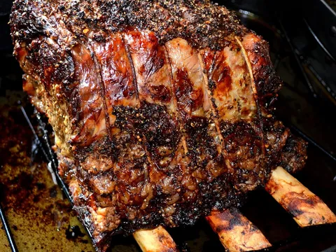 Pecenica od junecih rebara sa dresingom od plavog sira (standing rib roast)