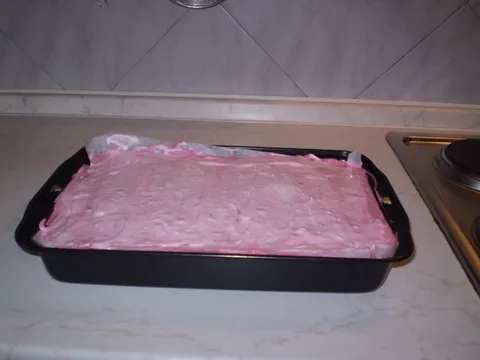 Torta sa jagodama i pjenušcem