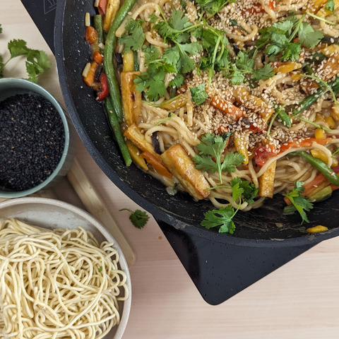 Rychlé veganské nudle se zeleninou