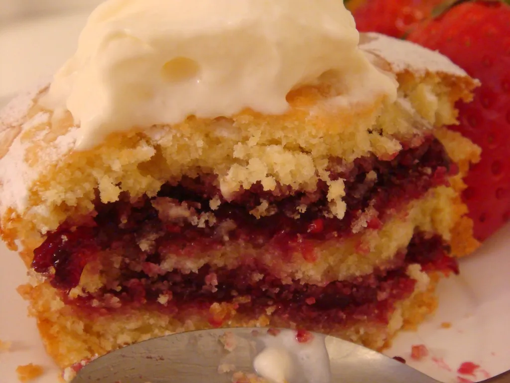 Lemon &#8211; Yogurt Cupcakes with Raspberry Jam