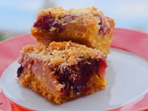 ღ Crumb cake  sa kruškama i bobičastim voćem