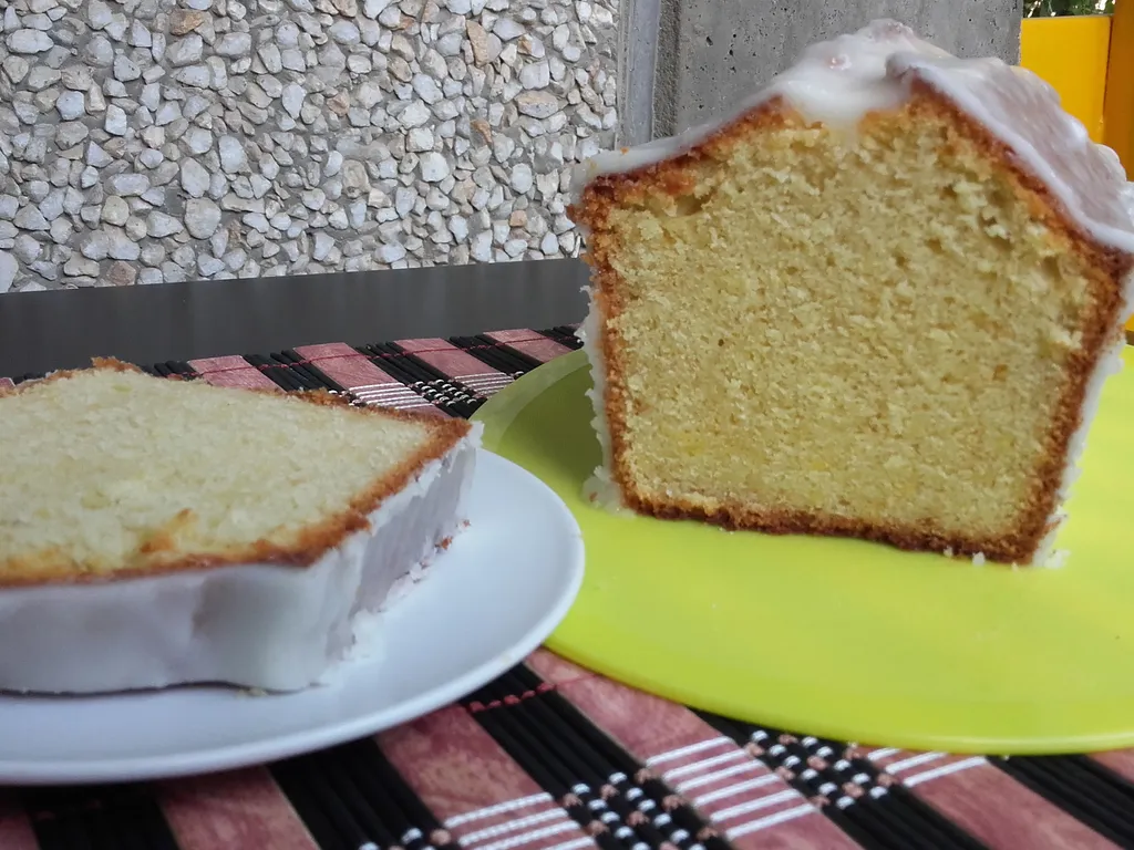 Kolač od limuna sa limun glazurom (Lemon Frosted Pound Cake)