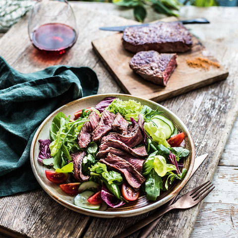Salát s perfektně pikantním steakem
