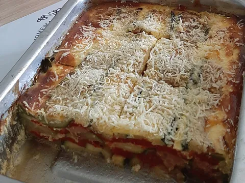 Musaka s tikvicama i pečenim paprikama