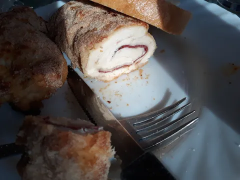 Rolovana piletina sa mozzarelom i suhim mesom iz rerne