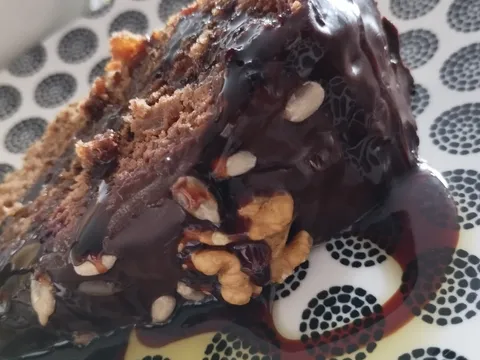 Torta sa suhim voćem i aronijom poslužena sa sirupom od datulja i maslinovim uljem