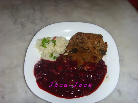 Visnja sos sa junecom sniclom i rizom