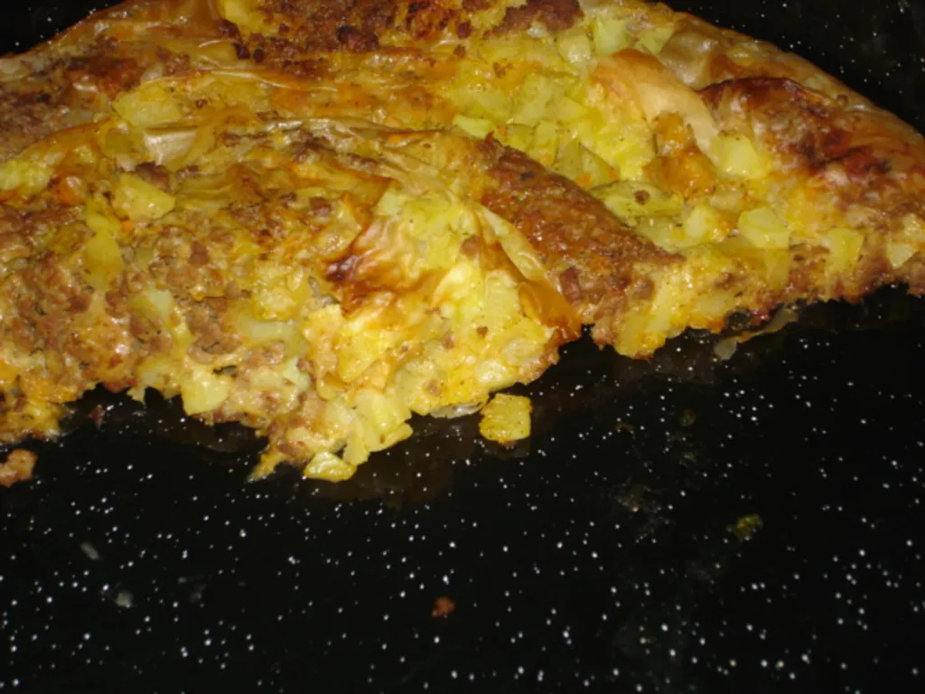 Burek sa krumpirom i mljevenim mesom