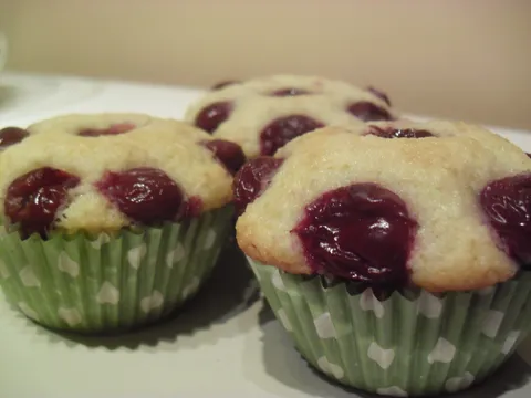 Muffini s kokosom i višnjama