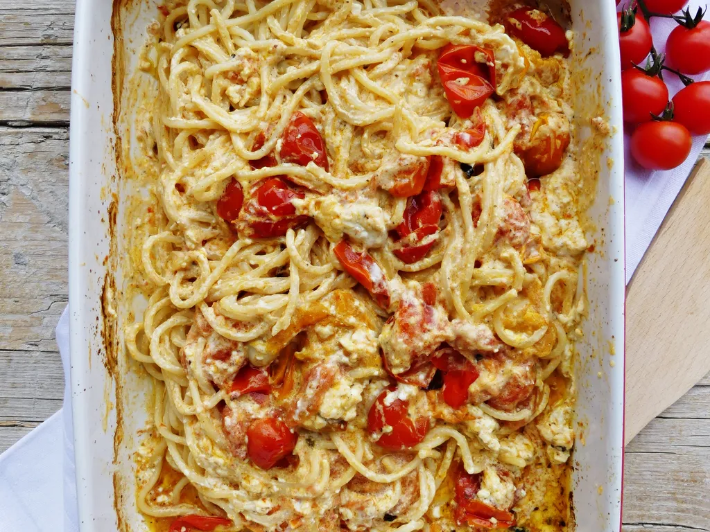 Tjestenina s feta sirom, rajčicom i ljutom papričicom