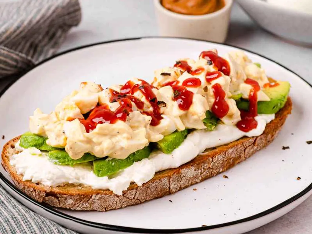 Tost s avokadom i salatom od jaja