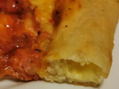 Pizza sa punjenim rubom