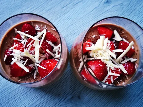 mousse od čokolade i jagoda