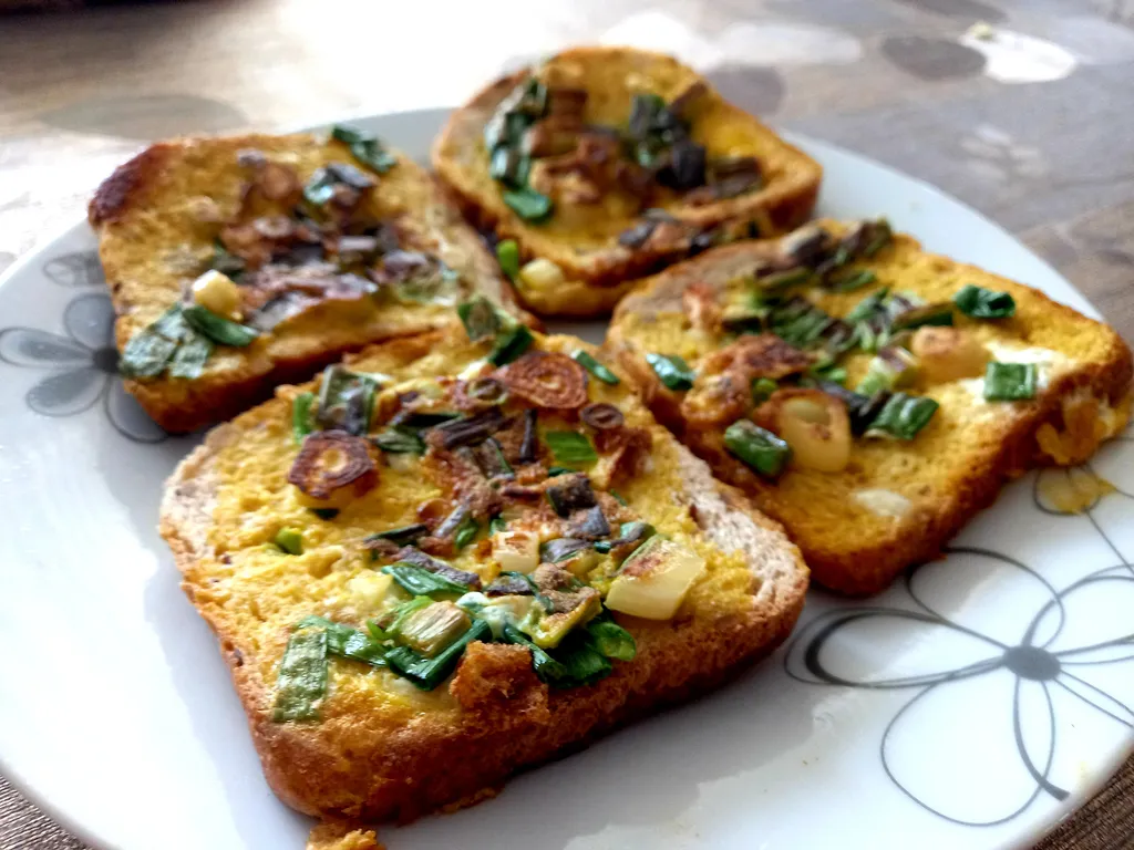 Integralni toast s zapečenim mladim lukom