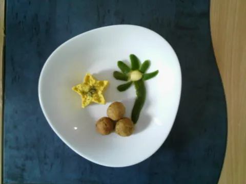Hummus umak s falafelom i dekoracijom od paprike