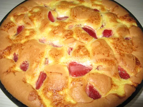 Naše omiljeno pecivo , biskvit , skuta i jagode !