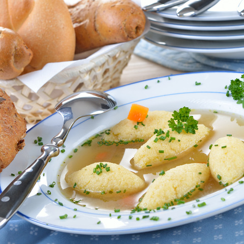 Hovězí polévka se sýrovými noky