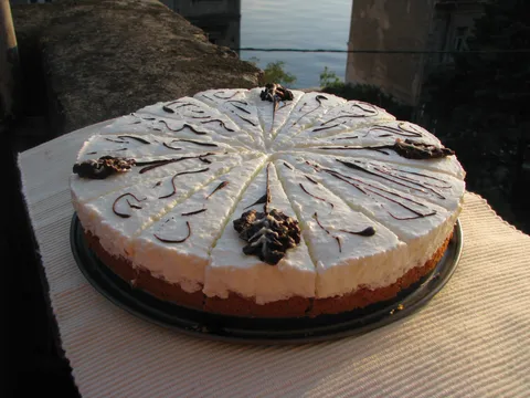 Kolač (torta) sa kremom od kiselog vrhnja