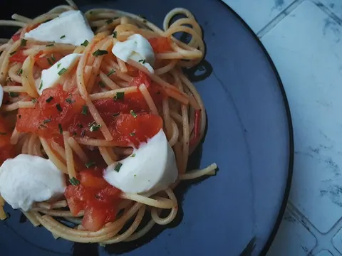 Pasta pomodoro fresco e mozzarella
