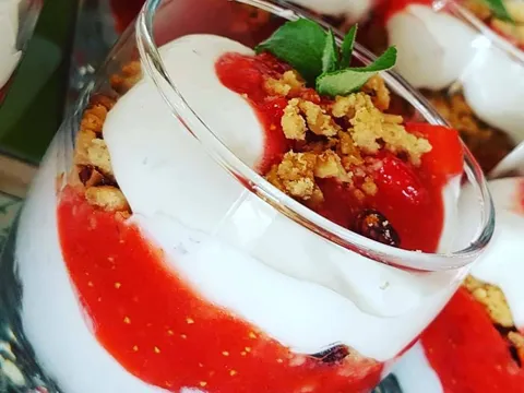 Desert u čaši  crumbleom s lješnjacima