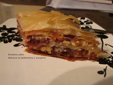 Baklava sa bademima i visnjama
