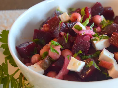 Salata od cvekle, slanutka i crvenog luka