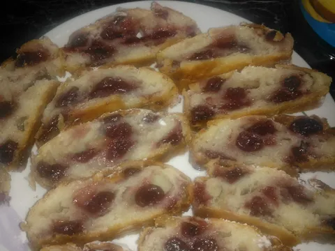Savijača sa grizom i višnjama