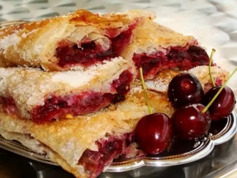 Pita od trešanja sa bademima, cimetom i muškantnim oraščićem