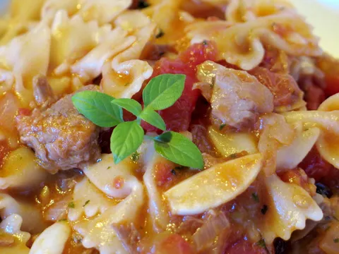 Farfalle sa tunjevinom