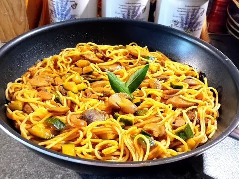 Spageti sa sampinjonima i tikvicom