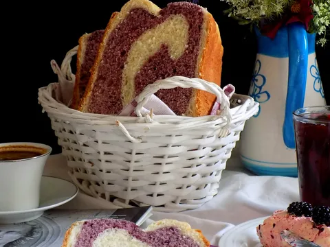 Slatki kruh s kupinama i sirom(iz pekača kruha)