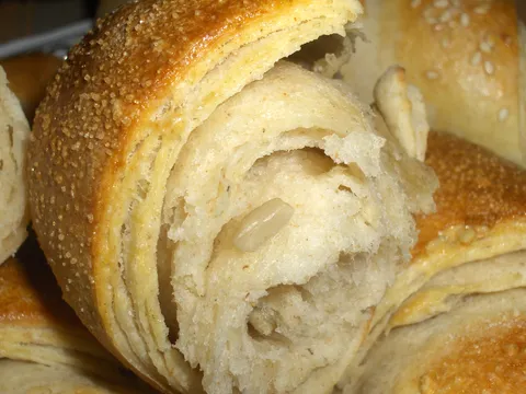 Kroasani sa raženim brašnom i sjemenkama