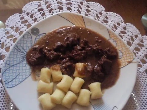 GULAŠ  OD DIVLJAČI S NJOKICAMA