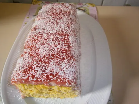 Kolač sa kremom od kokosa i brusnica