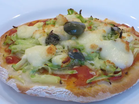 pizza sa tikvicama i mozzarellom