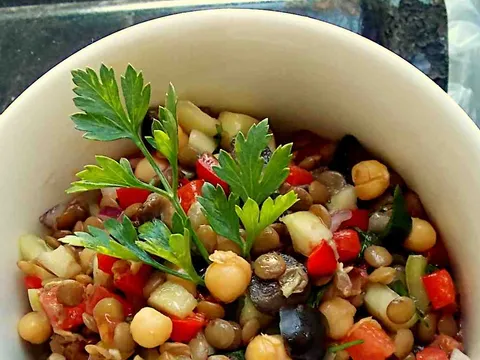 Salata od sočiva i nauta...