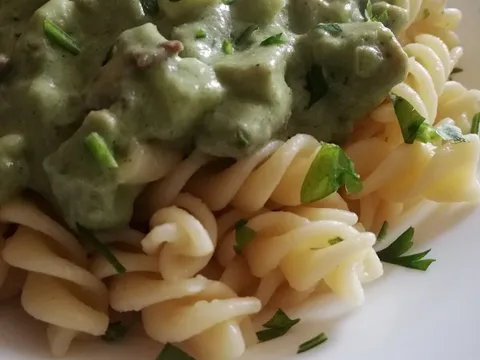 Pasta sa bukovačama u zelenom sosu