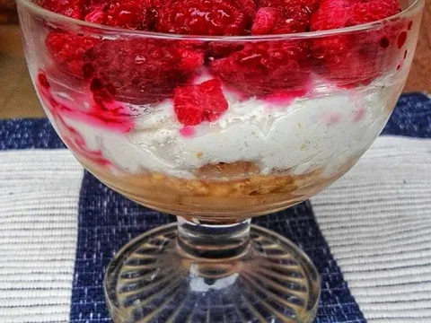Brzi voćni desert u čaši