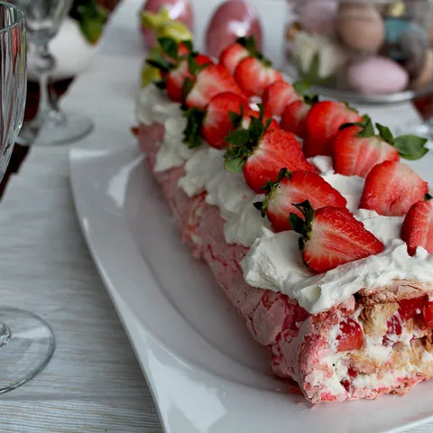 Pavlova rolada sa jagodama