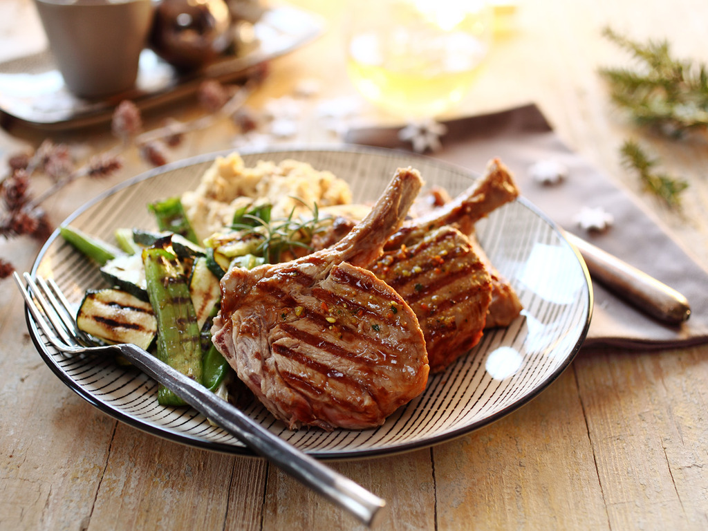 AROMATIC LAMB CHOPS WITH PUREED CHICKPEAS