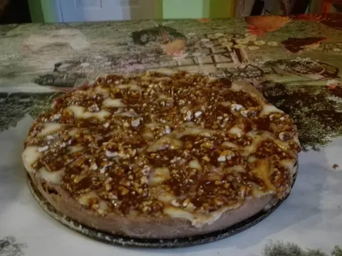 Pita od bijele čokolade i krokanta