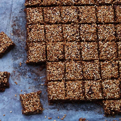 Kakao kocke od zobenih pahuljica sa sezamovim sjemenkama (bez pečenja)